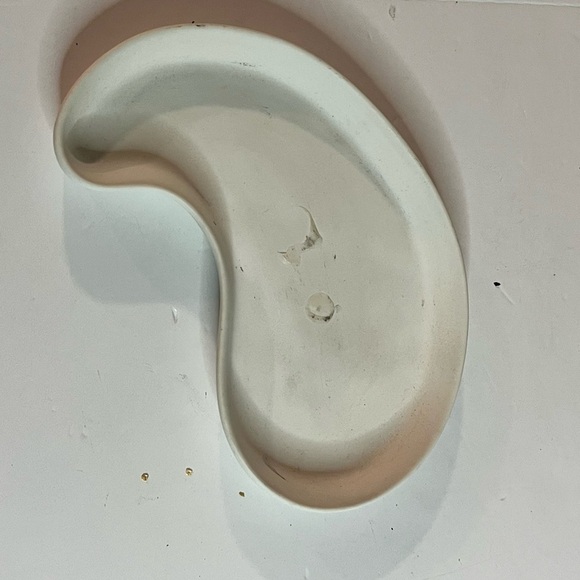 H&M Home Kidney-Shaped Decorative Tray – Minimalist Off-White Ceramic - Picture 5 of 5